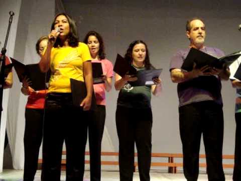 Coral Clave de Sol cantando '' Força Estranha''