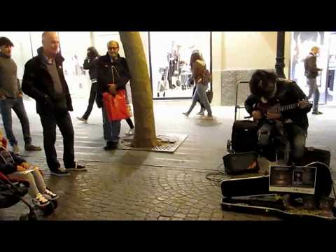 Marcello Calabrese - street guitarist rocks Napoli and child goes crazy