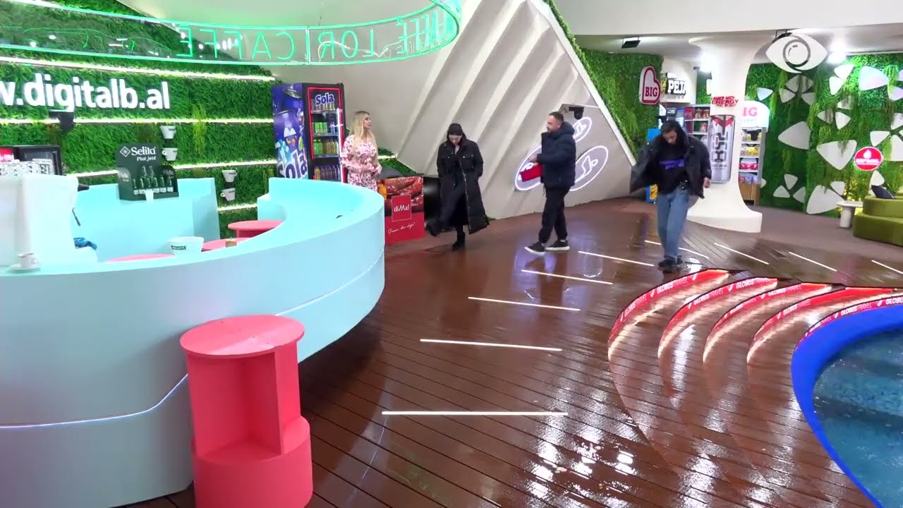 Momente pozitive në shtëpi, banorët kërcejnë në oborr