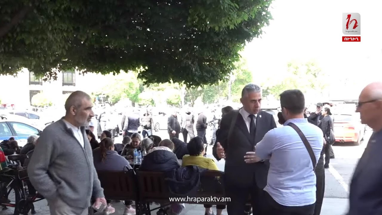 #Ուղիղ․ Զոհված զինծառայողների ծնողները նստացույց են իրականացնում