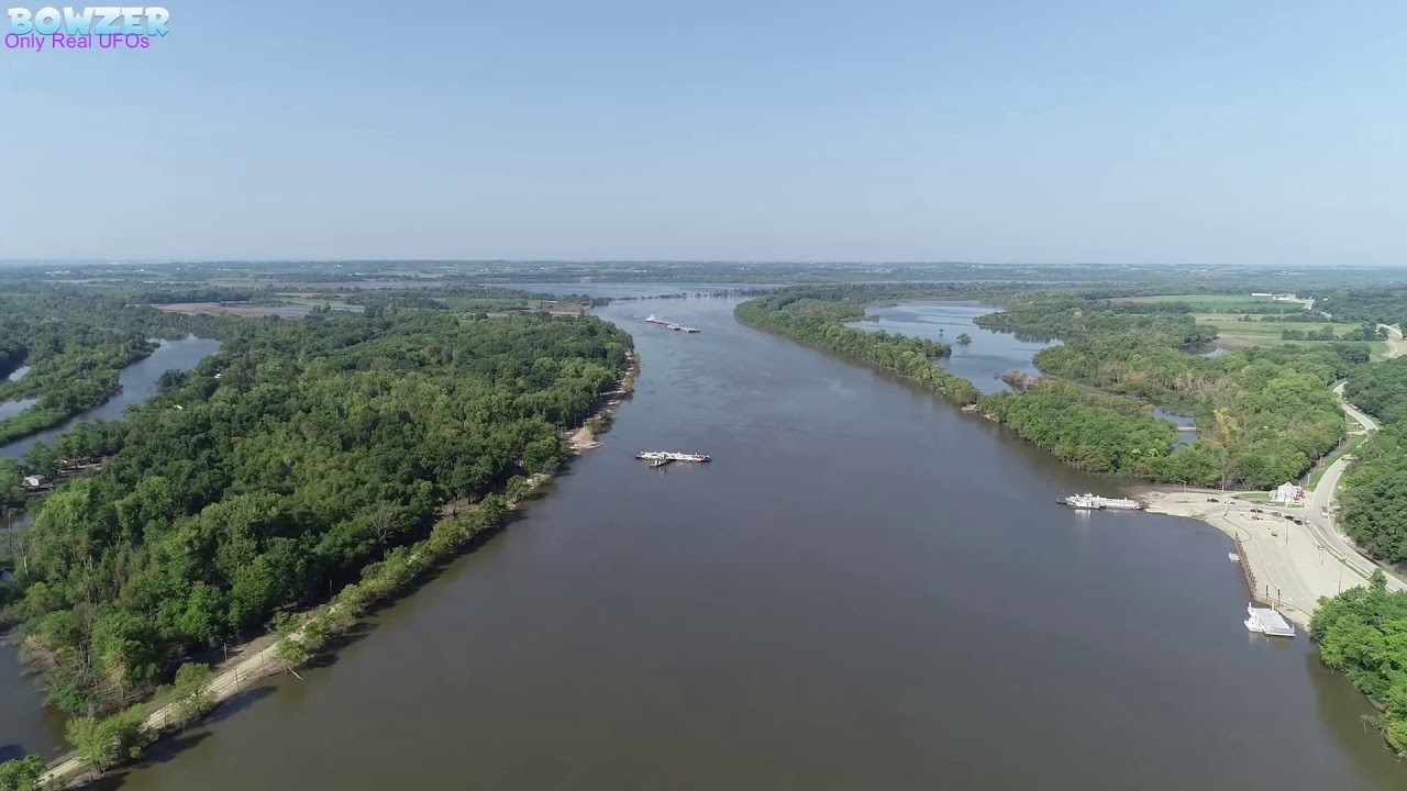 Very fast moving UFO flies out of the Illinois River.