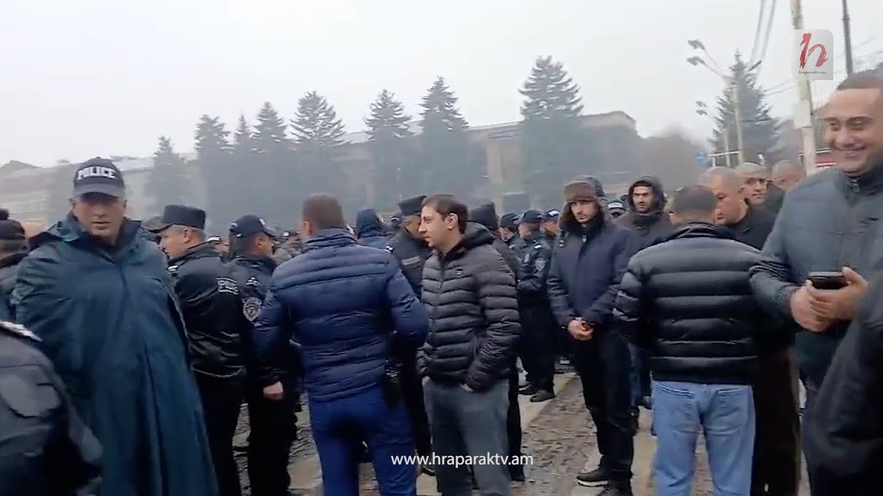 Մարդկանց ճանապարհը Փաշինյանի շարասյան պատճառով փակ է . Ամենափրկիչ անցնելու համար