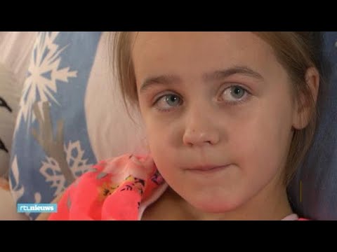 Suze (8) brak haar bovenbeen op een springkussen - RTL NIEUWS