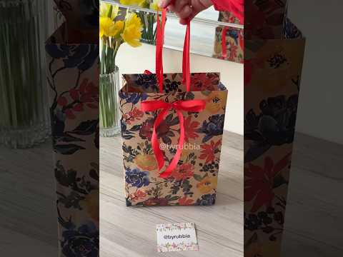 Turn your wrapping paper into a stunning DIY gift bag! #diy #gift #tutorial #handmade #giftbag #how