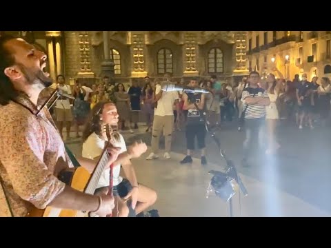 Folla immensa canta insieme ad artista di strada - "Che sarà" in una piazza siciliana