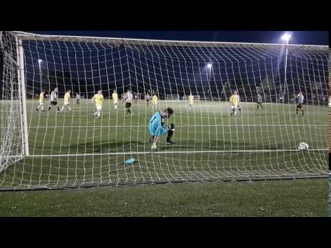 Geel-Wit - IJmuiden, strafschop Bob Schol.