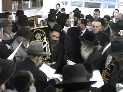 הכנסת ספר תורה בלונדון עם הרב אלחנן היילפרין