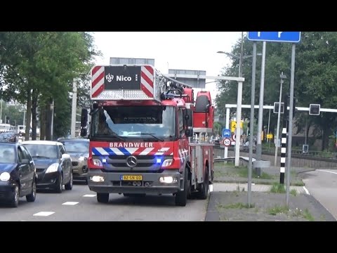 Brandweer Nico Autospuit & Autoladder rukken met spoed uit naar een melding in Amsterdam