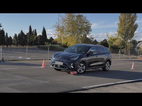 KIA e-Niro 2019 – Maniobra de esquiva (moose test) y eslalon | km77.com