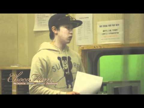 [120113] Fancam - (DJ Min talking to PD and running back into studio)