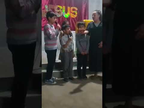 Culto de misión en Arraga, niños adorando a Dios