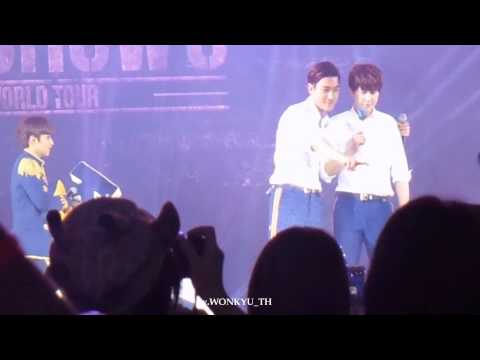 150301 SS6Macau  Wonkyu Focus - Siwon V sign [took photos with kyuhyun]