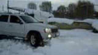 preview picture of video 'Jeep Grand Cherokee en nieve'