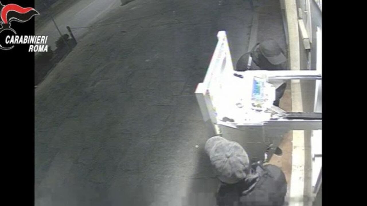 Roma, tre arresti per rapine ai bancomat con la tecnica del "jackpotting"