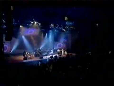 Un funud fach. Bryn Fon yn y Pafiliwn.