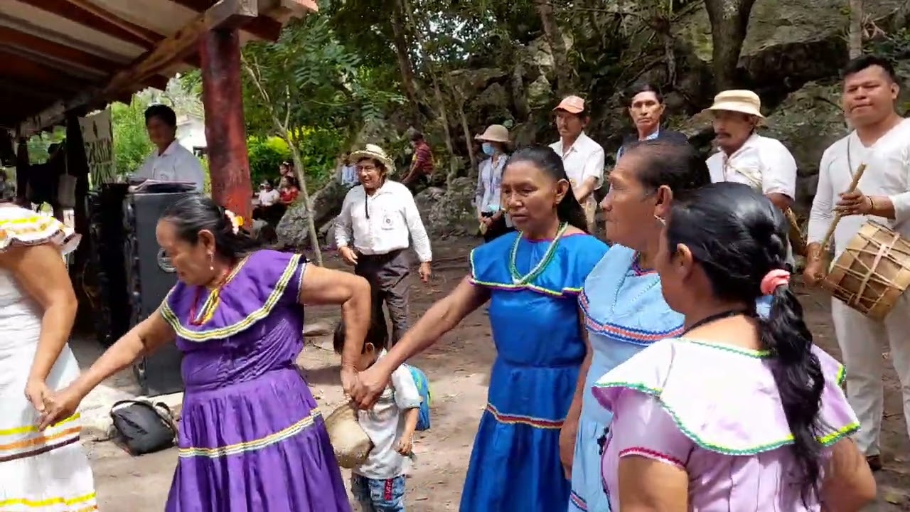 LAS MAMAS CON UNA BUENA REPRESENTACION CON UN CANTO EN BESIRO