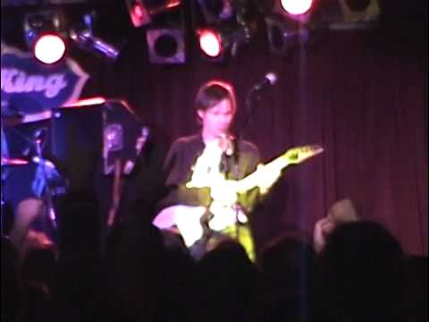 Yellow Matter Custard - "While My Guitar Gently Weeps" (Paul Gilbert AMAZING SOLO)