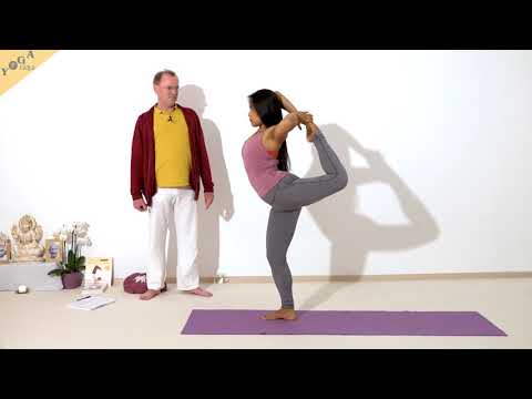Fortgeschrittene Tänzerstellung mit beiden Händen am Fuß - Yoga Asana Lexikon