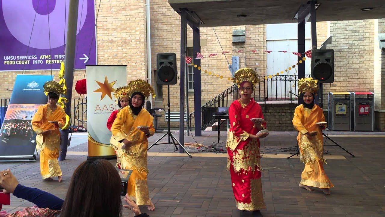 Tari Piring (Plate Dance) by Bhinneka at AusAwards Scholars Club's Welcome BBQ, 19 March 2016