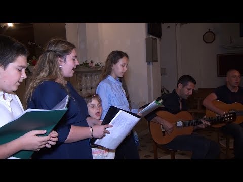 Babeth Bottalico fait chanter les enfants à Belgudè pour a « Festa di a lingua »