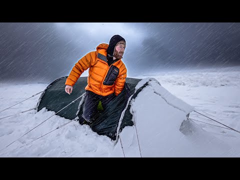 CAMPING im SCHNEESTURM - ZUM UNTERSCHIED GEZWUNGEN - Starker Regen und SCHNEE - Zelten im Winter