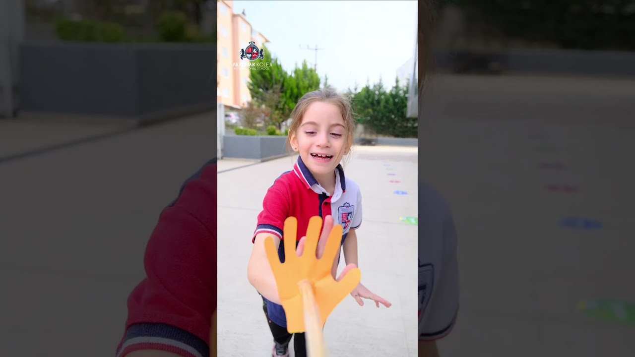Gizemli El Herkese Çak Yapıyor! Kim Bu?
