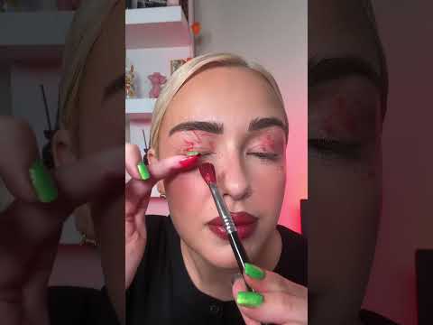 Blood splatter Halloween hack! IB @molchanovamua #halloweencostume #makeuphacks #cutcrease