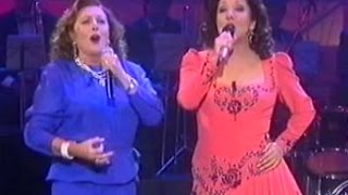 MARIFÉ DE TRIANA - LOLITA SEVILLA - UN PASODOBLE  ESPAÑOL ( Dueto )