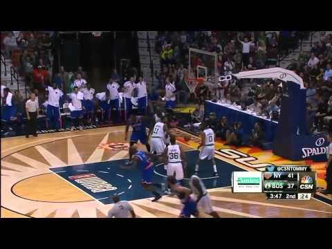 Calderon ensenando a bailar a Bass