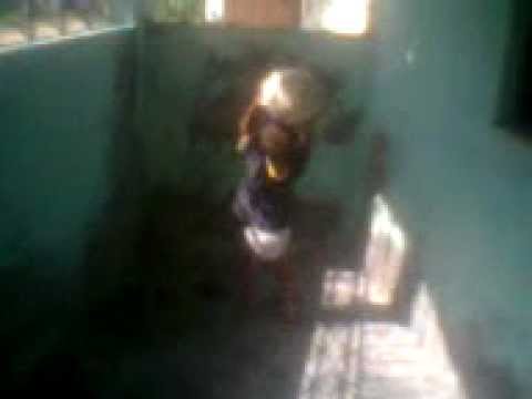 Danilo jogando futebol na varanda de casa