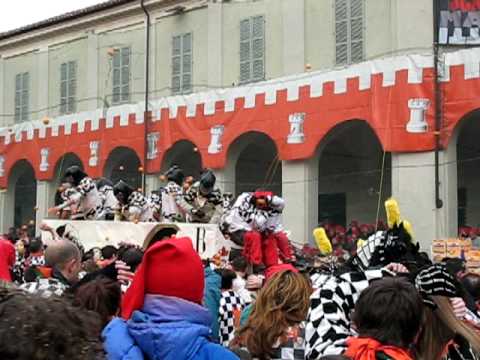 Battaglia delle Arance di Ivrea. Gli Scacchi in piazza Ottinetti