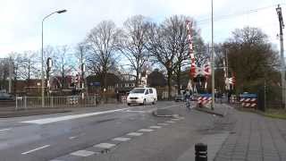 preview picture of video 'Spoorwegovergang Emmen/ Dutch Railroad-/ Level Crossing/ Bahnübergang/ Passage a Niveau'