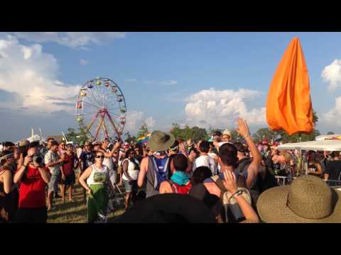 7 year old breaks Guinness World Record for most high fives in an hour at Bonnaroo Music Festival