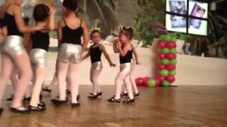 Mary bailando Tap al ritmo de la selva