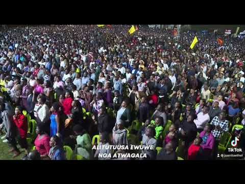Tulina omubeezi waffe 🥰 . Phaneroo worship moments.