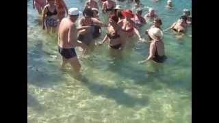 preview picture of video 'Kupanje prnjavorskih penzionera u Neumu 20.06.2013.'