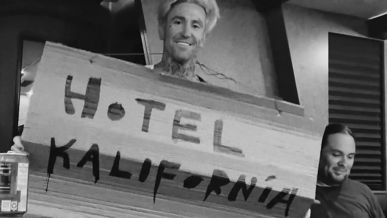 Lirik Lagu Hollywood Undead - Hourglass Lirik Lagu Hollywood Undead - Hourglass