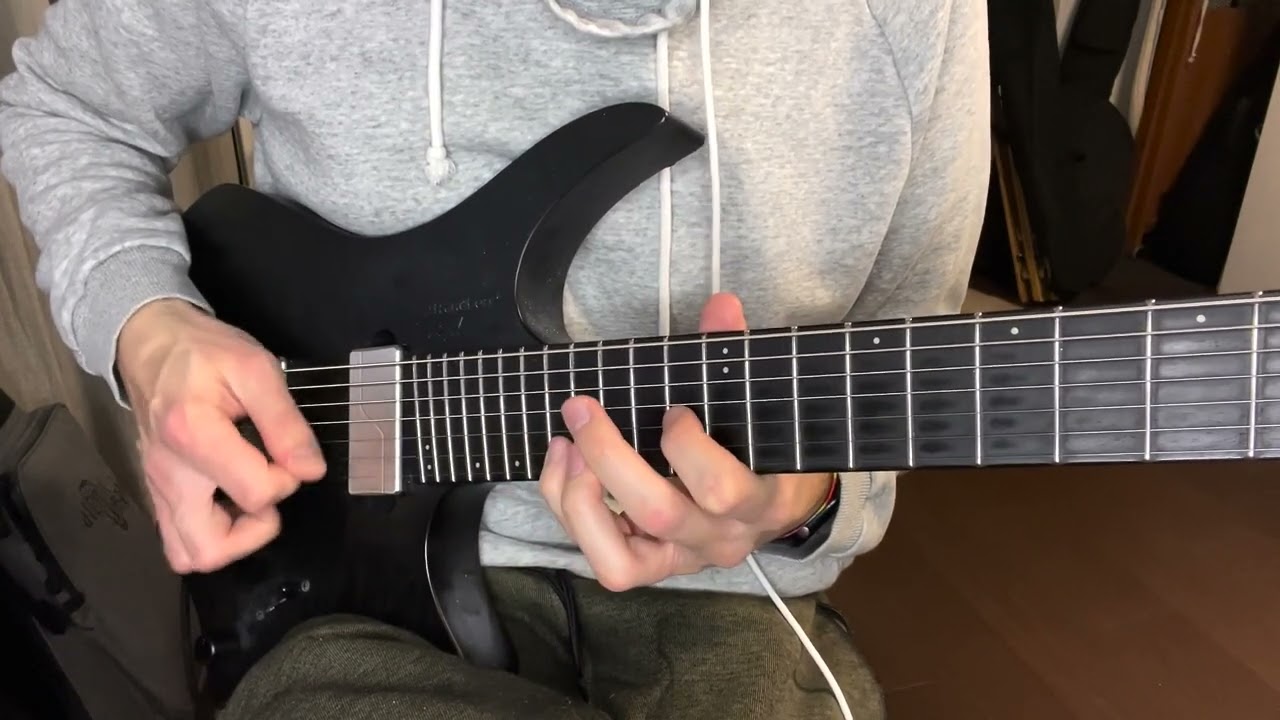 Roberto Barlocci playing the Hysteria solo licks by Muse on electric guitar