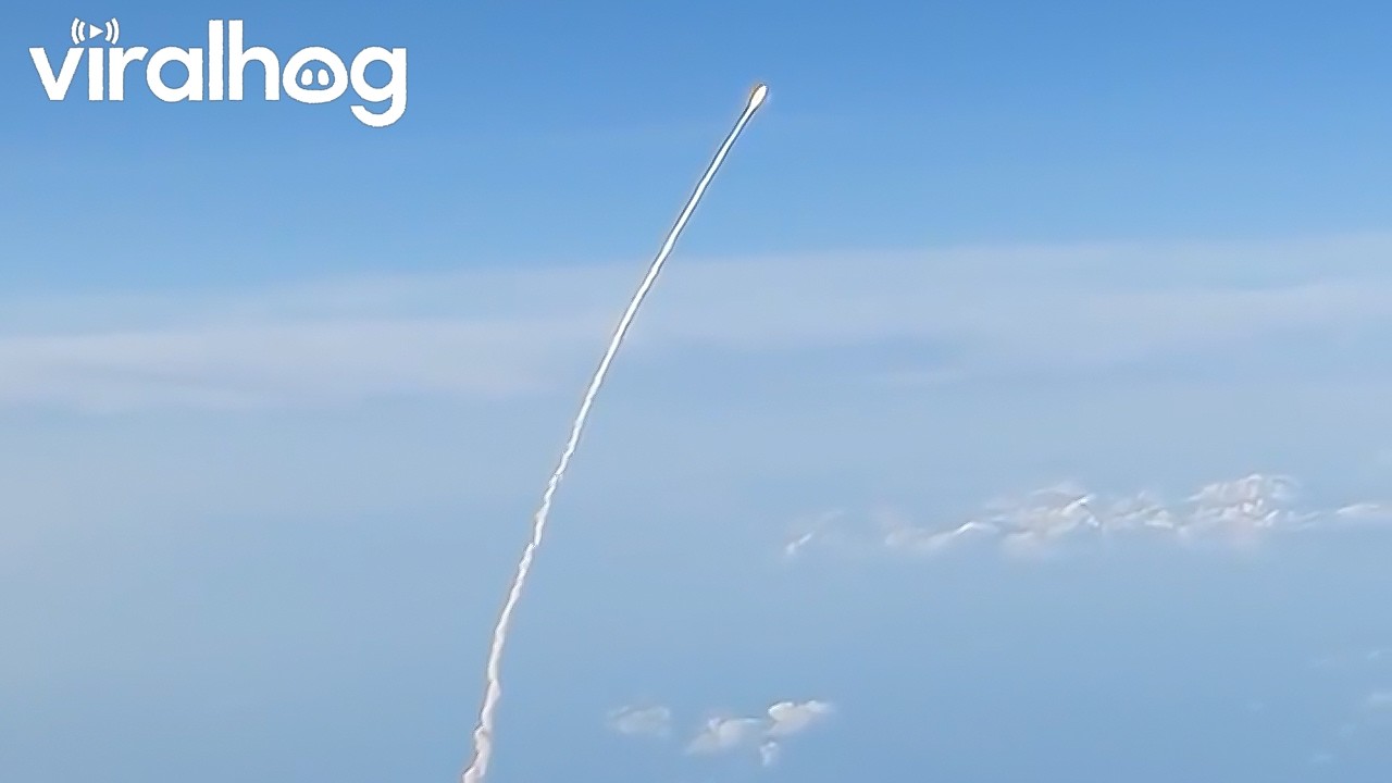 Artemis 2 Launch View From American Airlines Flight || ViralHog