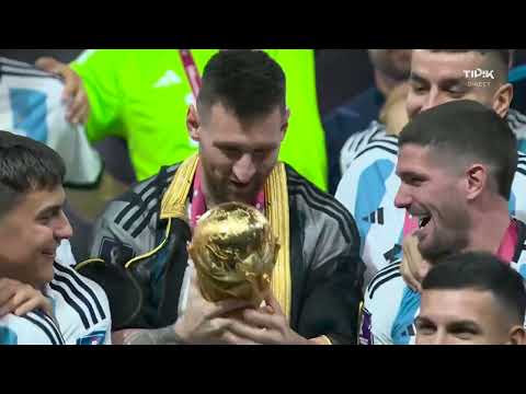Lionel Messi soulève la Coupe du monde 2022 🏆🇦🇷