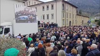Funerali di Bossi, l'arrivo del feretro a Pontida tra gli applausi