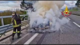 auto-in-fiamme-lungo-l-a16-napoli-bari