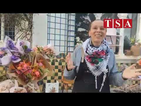 Saida, une fleuriste femme, a un atelier où elle forme des jeunes à faire des bouquets de fleurs
