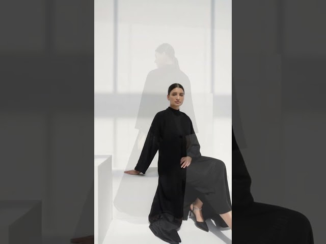 عباية سوداء نصف كلوش أسود لامع