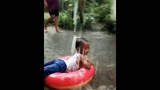 Download lagu Lucu nya anak kecil kalo main hujan mp3