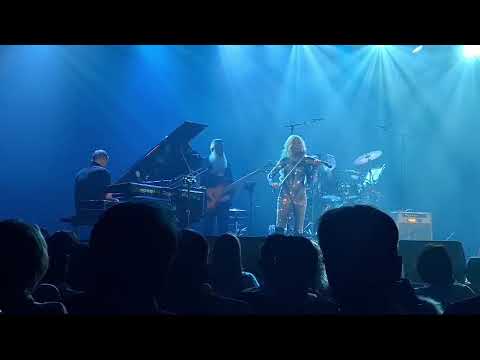 Linda Lampenius performing "Myrskyluodon Maija" with Lenni-Kalle Taipale