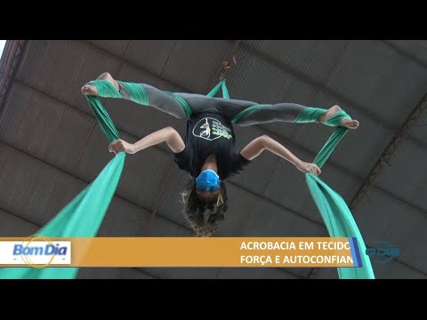 Acrobacia em tecido é atividade que requer força e autoconfiança 01 07 2021