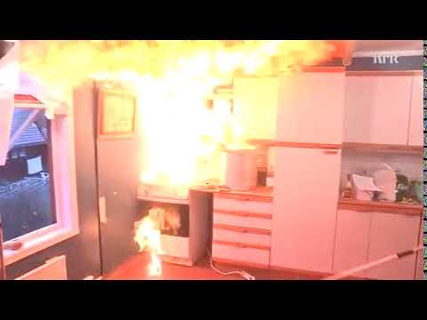 Fettbrand mit Wasser löschen - sichtbarer Flammenwalze