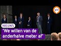Studenten snakken naar de collegezaal tijdens introductie