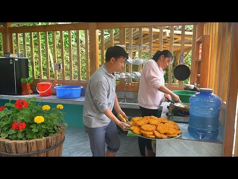 DAU TU was busy in the kitchen making sweet potato cakes to take to visit his sister COI.